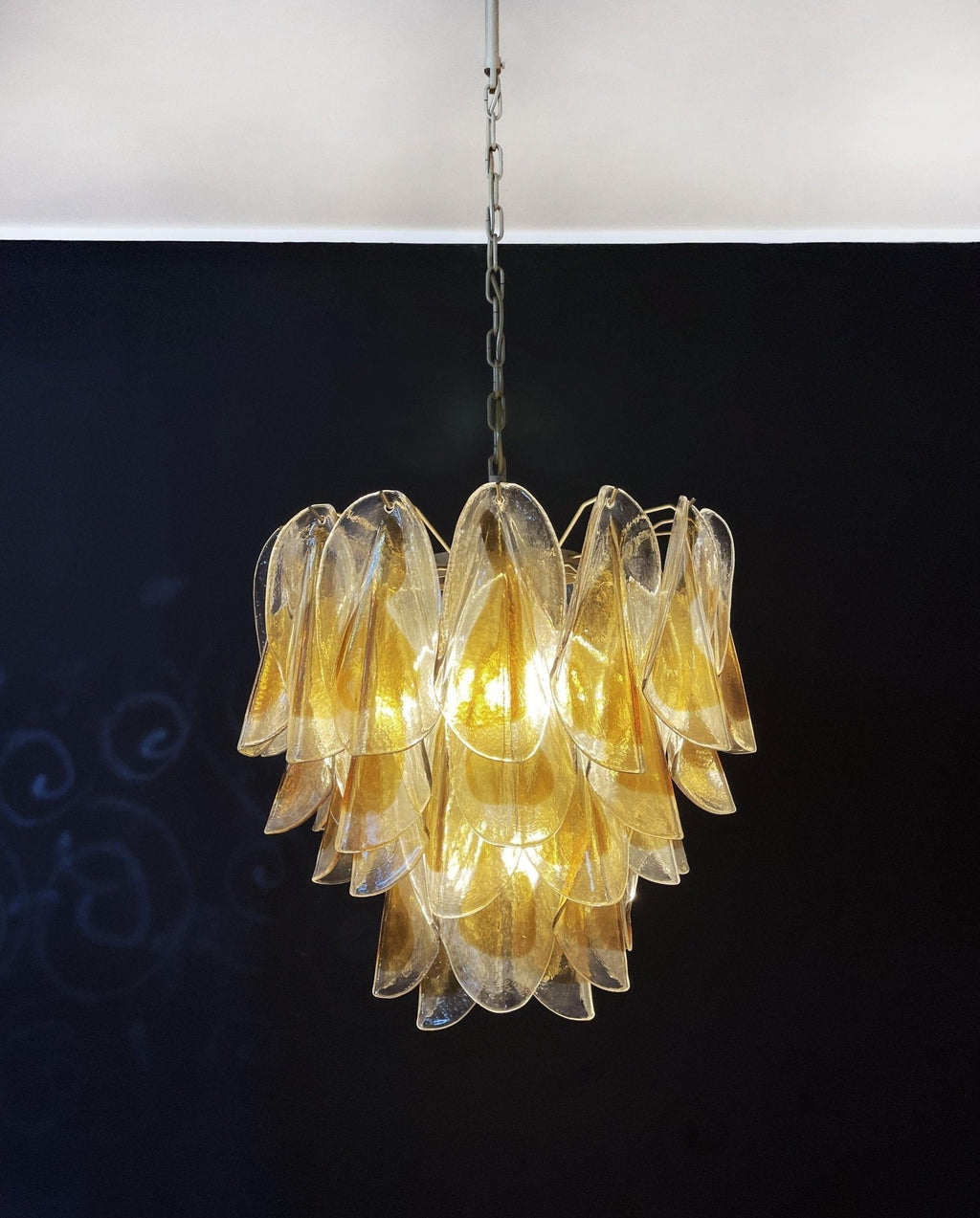 Aurora Lustre Isabella en Pétales Dorés Superposés - Neutralighting