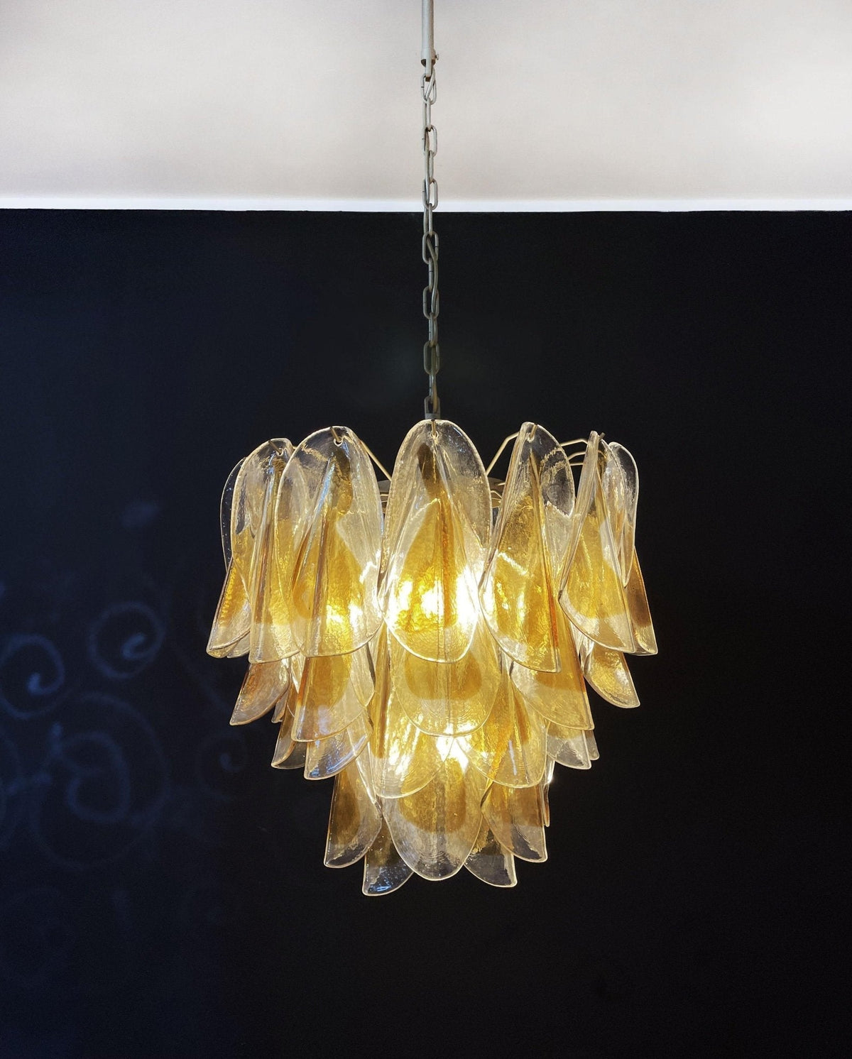 Aurora Lustre Isabella en Pétales Dorés Superposés - Neutralighting
