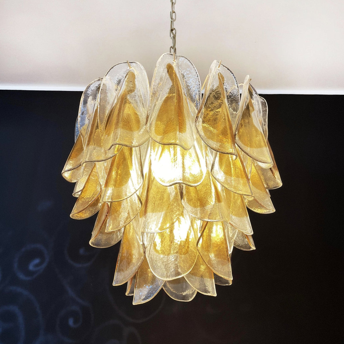 Aurora Lustre Isabella en Pétales Dorés Superposés - Neutralighting