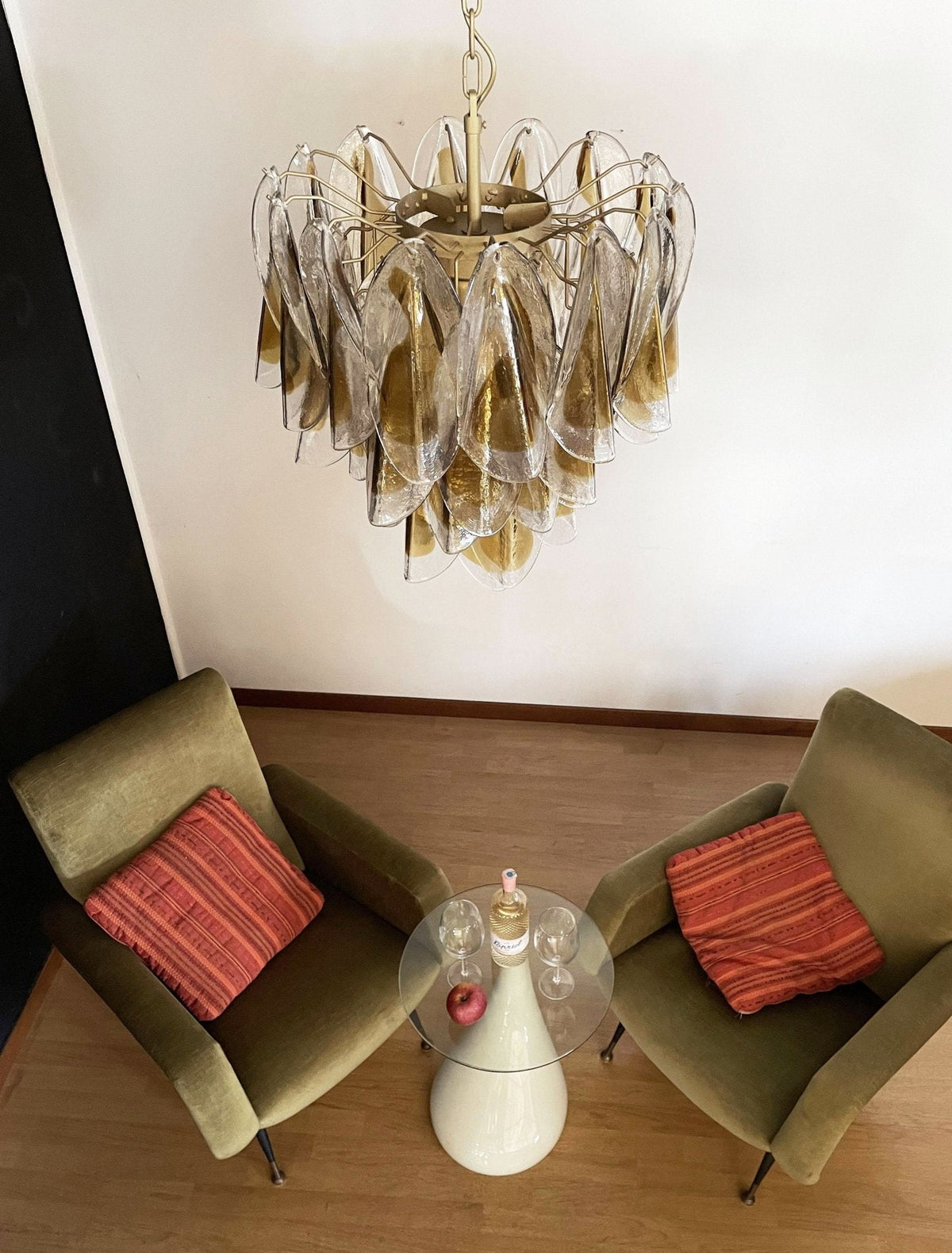 Aurora Lustre Isabella en Pétales Dorés Superposés - Neutralighting