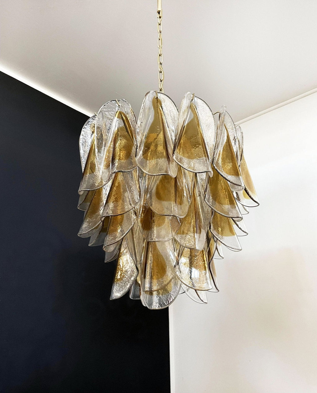 Aurora Lustre Isabella en Pétales Dorés Superposés - Neutralighting