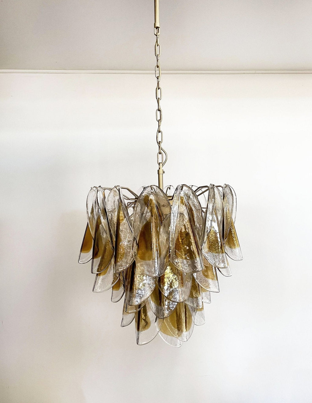 Aurora Lustre Isabella en Pétales Dorés Superposés - Neutralighting