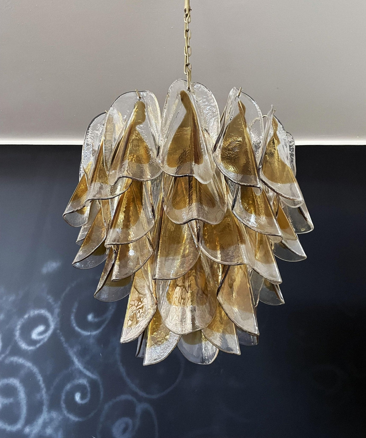 Aurora Lustre Isabella en Pétales Dorés Superposés - Neutralighting