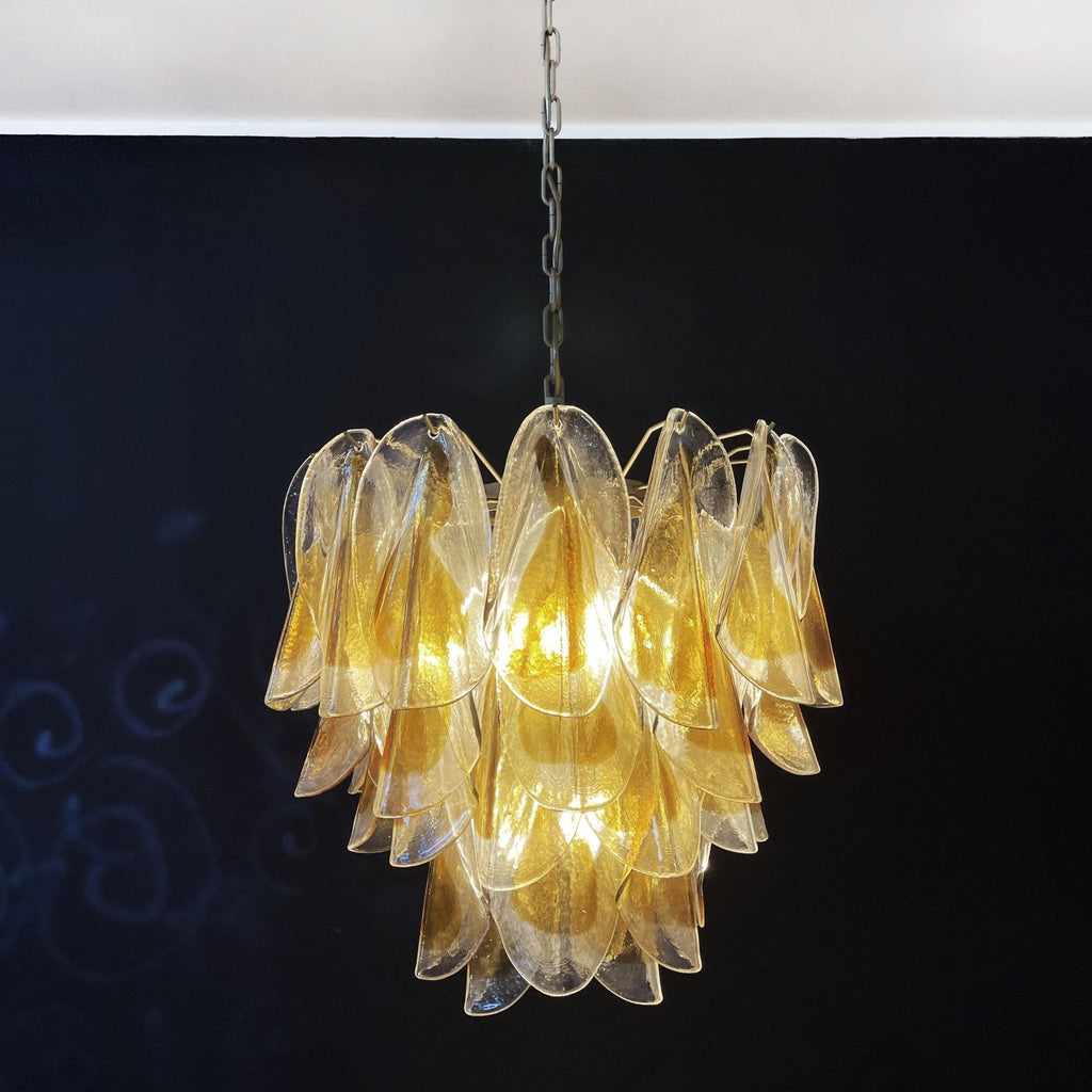 Aurora Lustre Isabella en Pétales Dorés Superposés - Neutralighting