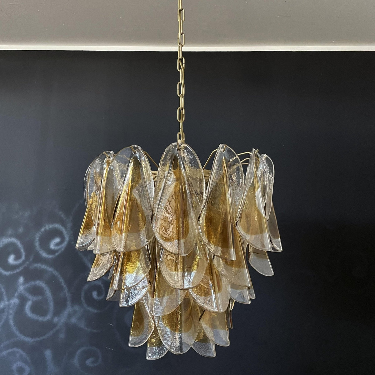 Aurora Lustre Isabella en Pétales Dorés Superposés - Neutralighting