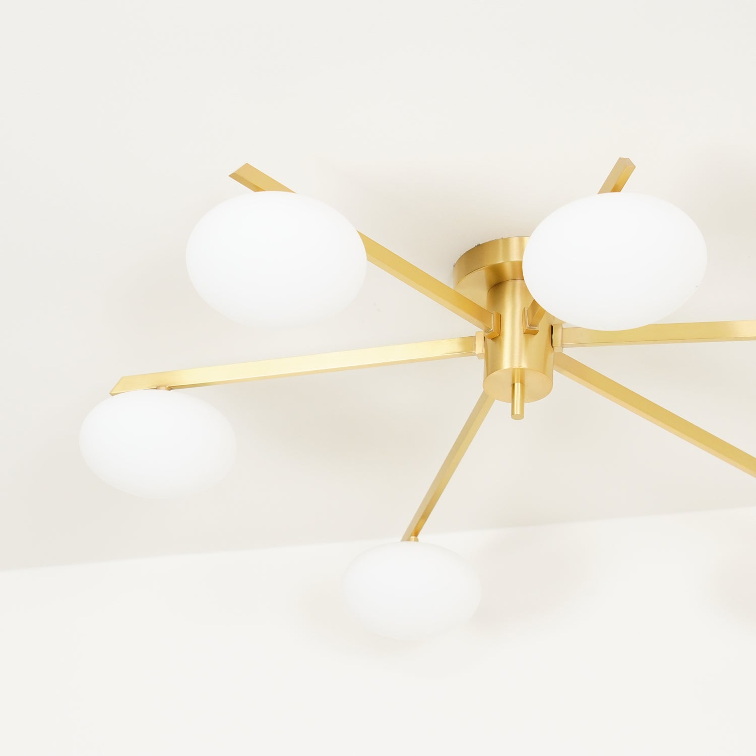 Jania Plafonnier Moderne en Verre et Métal Noir à Trois Bras - Neutralighting