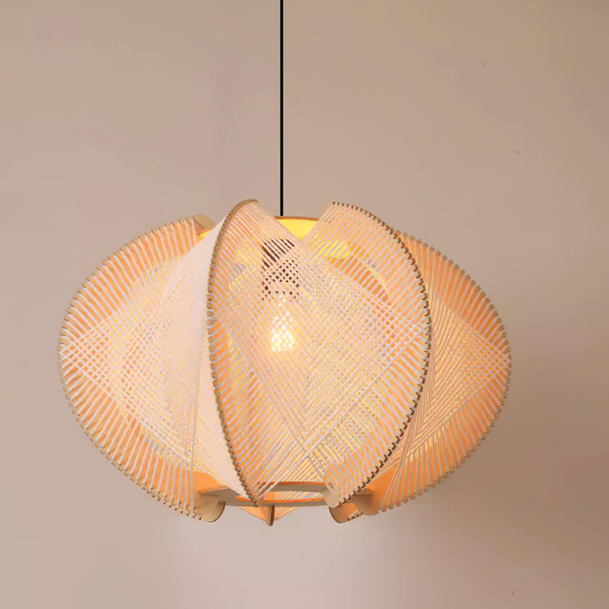 Novan Suspension avec abat-jour en tissu, structure en bois et détails en fil métallique - Neutralighting