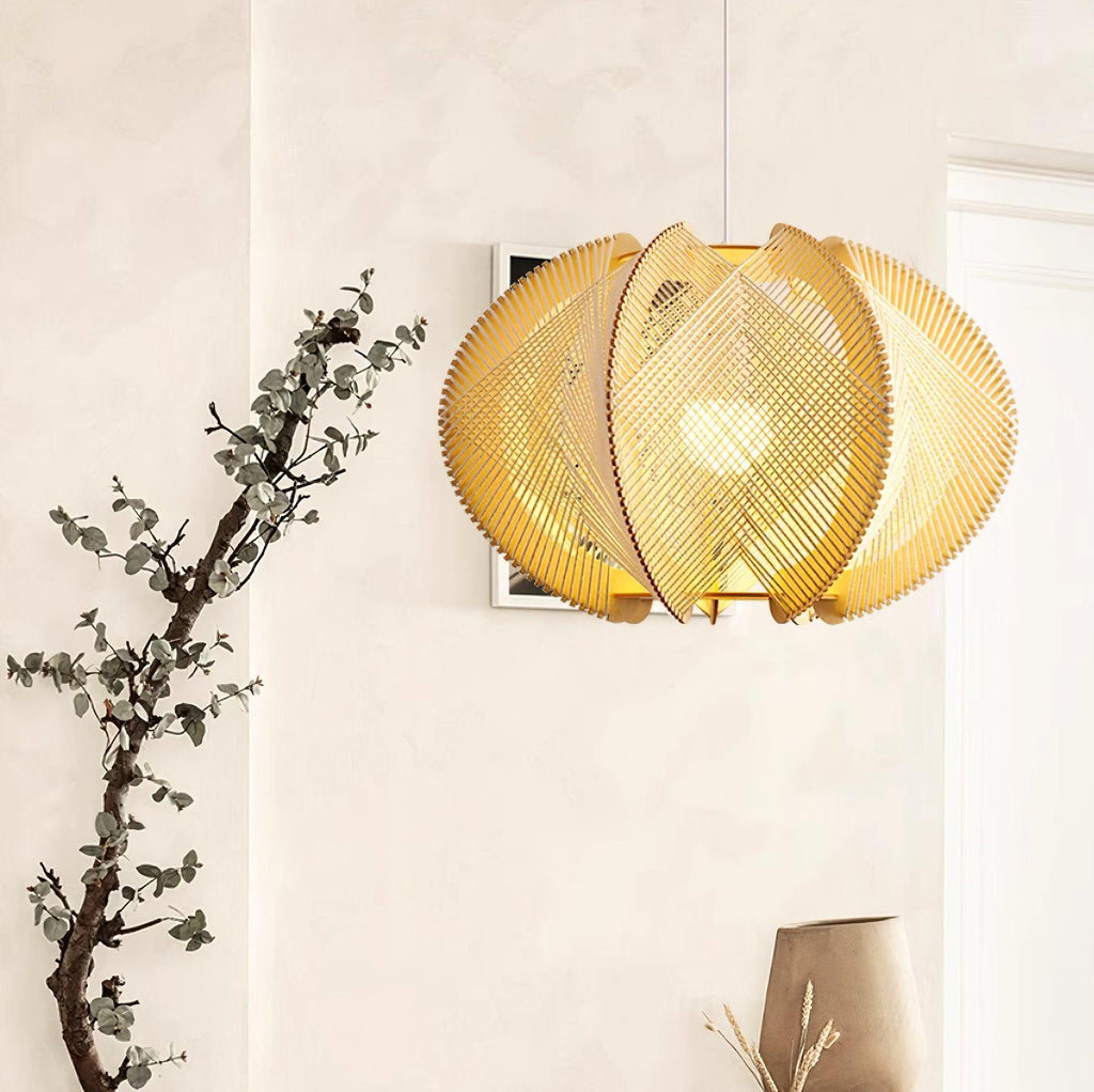 Novan Suspension avec abat-jour en tissu, structure en bois et détails en fil métallique - Neutralighting