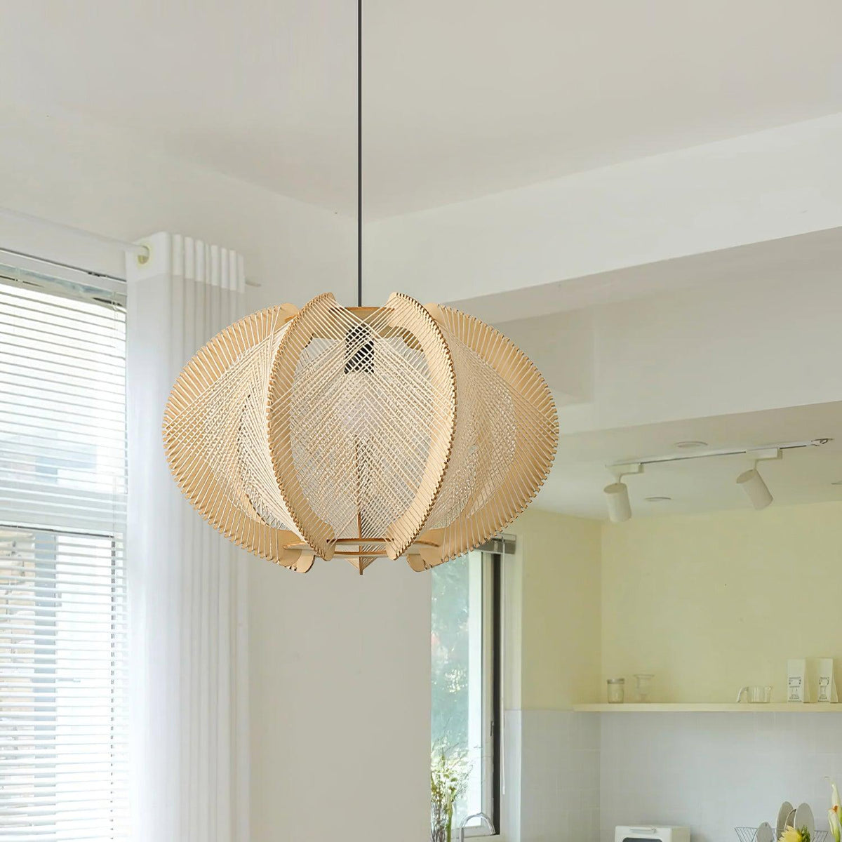 Novan Suspension avec abat-jour en tissu, structure en bois et détails en fil métallique - Neutralighting