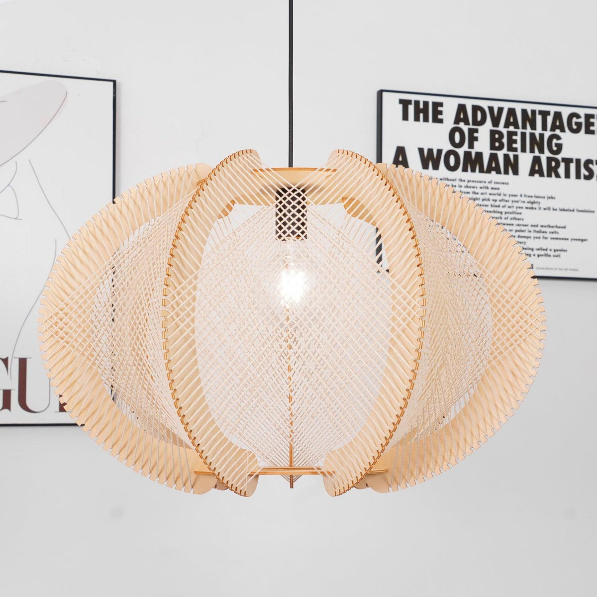 Novan Suspension avec abat-jour en tissu, structure en bois et détails en fil métallique - Neutralighting