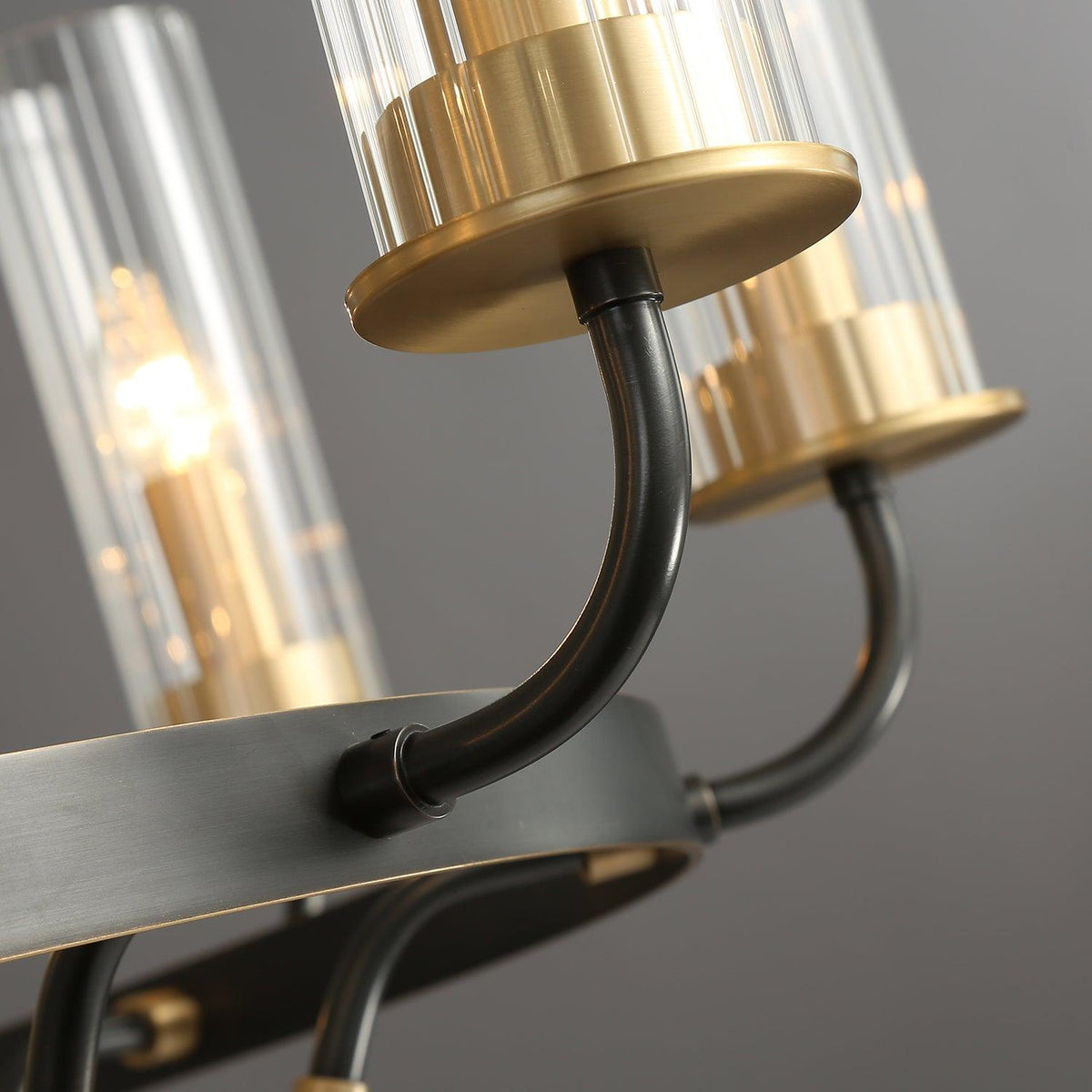 Chandelier Cadre Rond Noir Bras en Laiton avec Verre Cannelé - Neutralighting