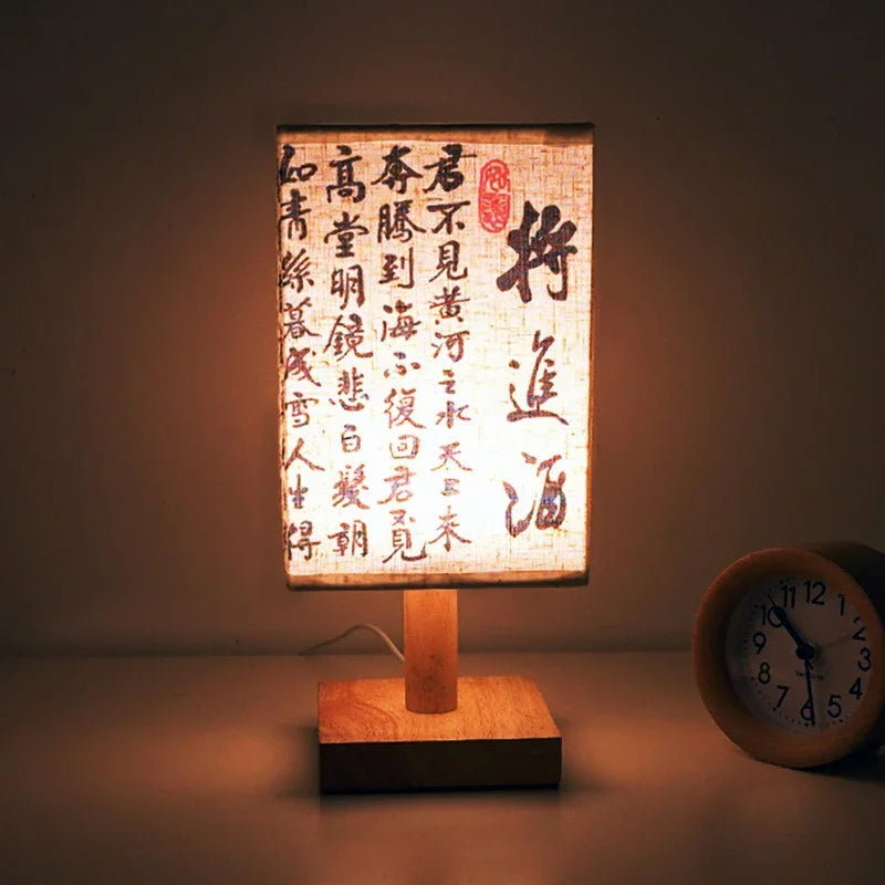 Lampe de Chevet à Calligraphies Japonaises Isée Sérénade en Bois - Chaleur du Bois & Atmosphère Accueillante