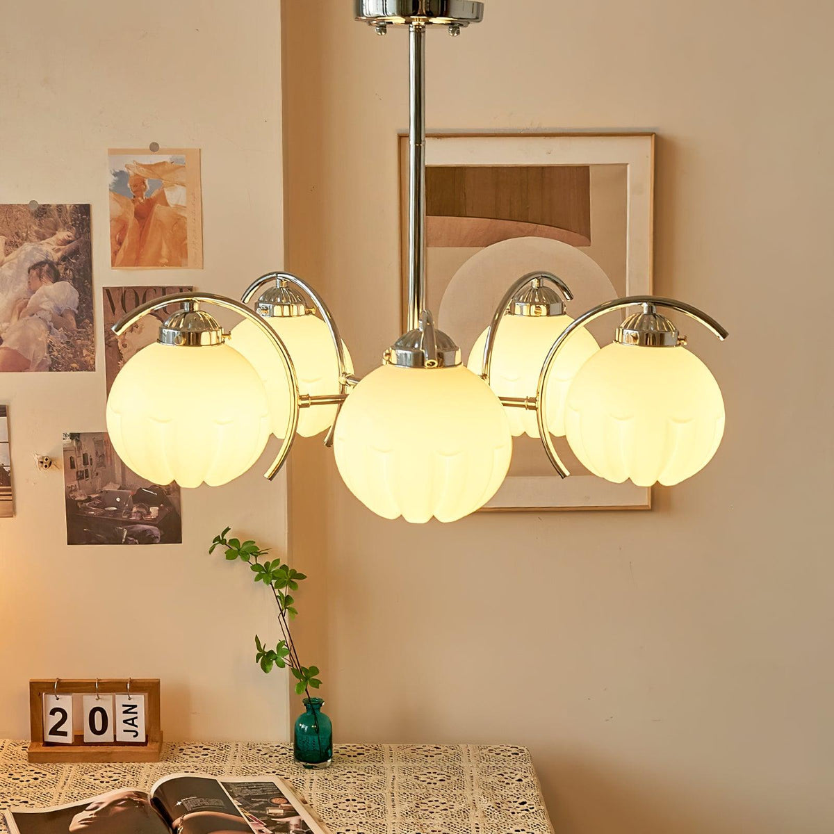 Chandelier Bras Courbés en Chrome avec Abat-jours en Globe Givré - Neutralighting