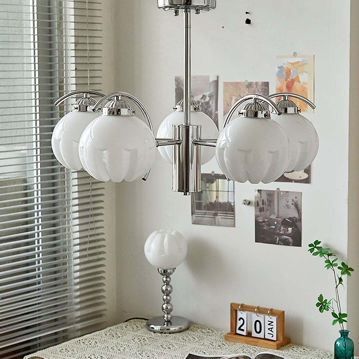 Chandelier Bras Courbés en Chrome avec Abat-jours en Globe Givré - Neutralighting