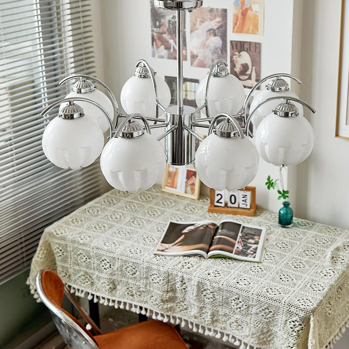 Chandelier Bras Courbés en Chrome avec Abat-jours en Globe Givré - Neutralighting
