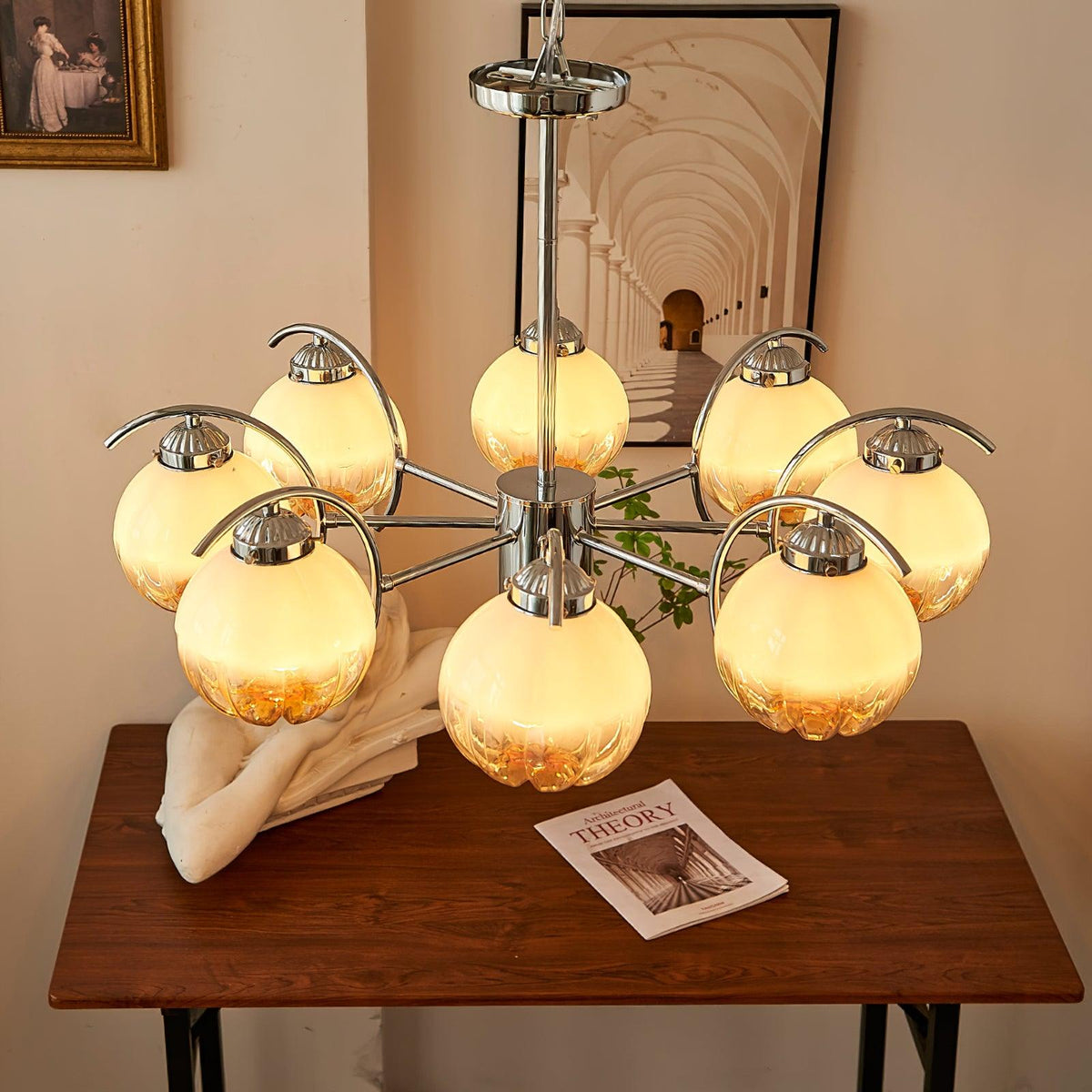 Chandelier Bras Courbés en Chrome avec Abat-jours en Globe Givré - Neutralighting