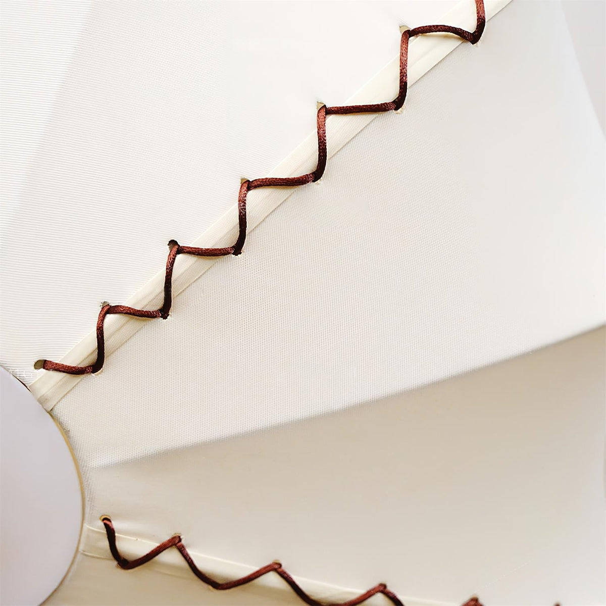 Twirlen Plafonnier en tissu beige avec accents en bois de noyer Artistique - Neutralighting