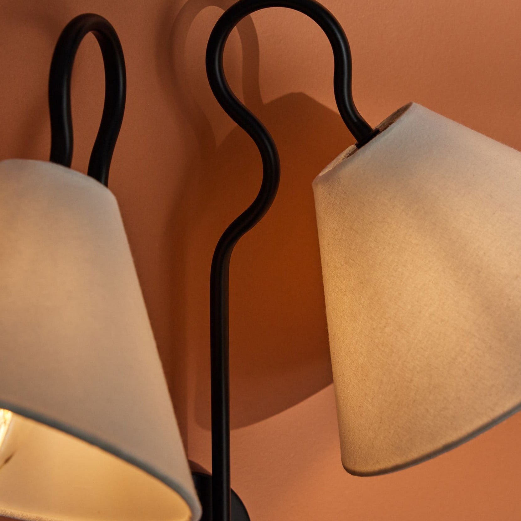 Walter Applique Murale Double avec Abat-Jours Coniques Blancs en Tissu - Neutralighting