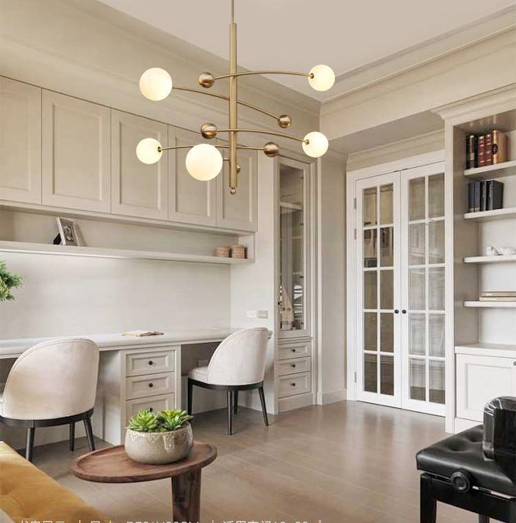Lustra Chandelier en Laiton avec Poutre Verticale et Globe - Neutralighting
