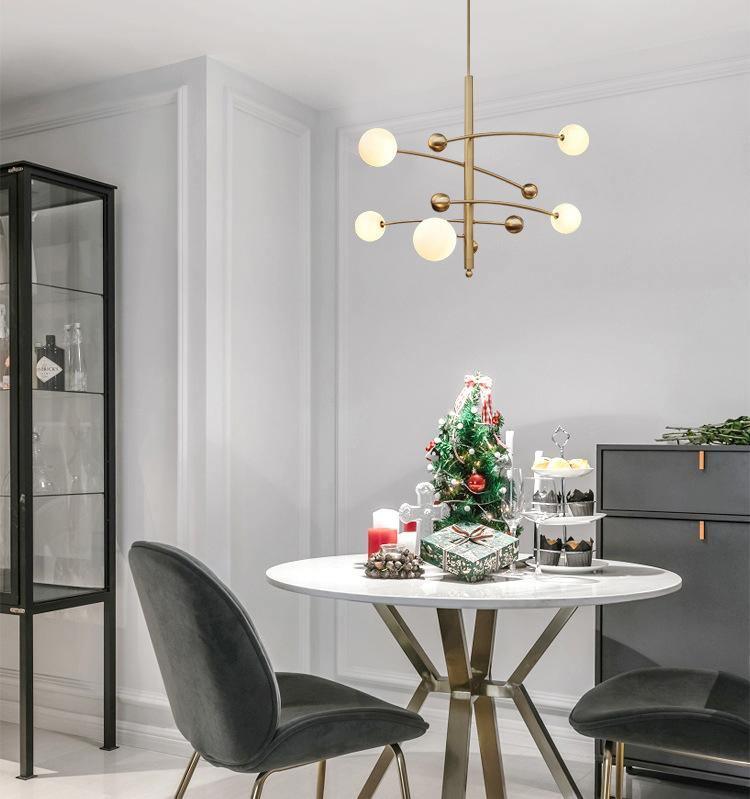Lustra Chandelier en Laiton avec Poutre Verticale et Globe - Neutralighting