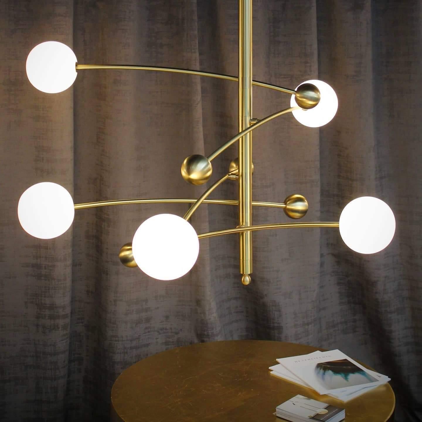 Lustra Chandelier en Laiton avec Poutre Verticale et Globe - Neutralighting
