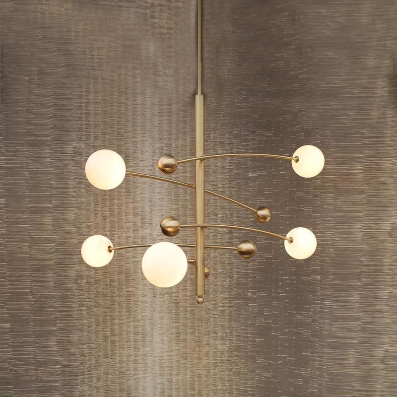 Lustra Chandelier en Laiton avec Poutre Verticale et Globe - Neutralighting