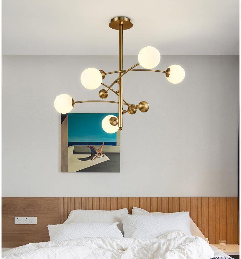 Lustra Chandelier en Laiton avec Poutre Verticale et Globe - Neutralighting