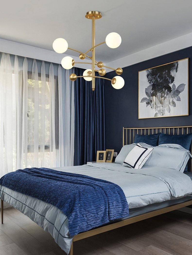 Lustra Chandelier en Laiton avec Poutre Verticale et Globe - Neutralighting