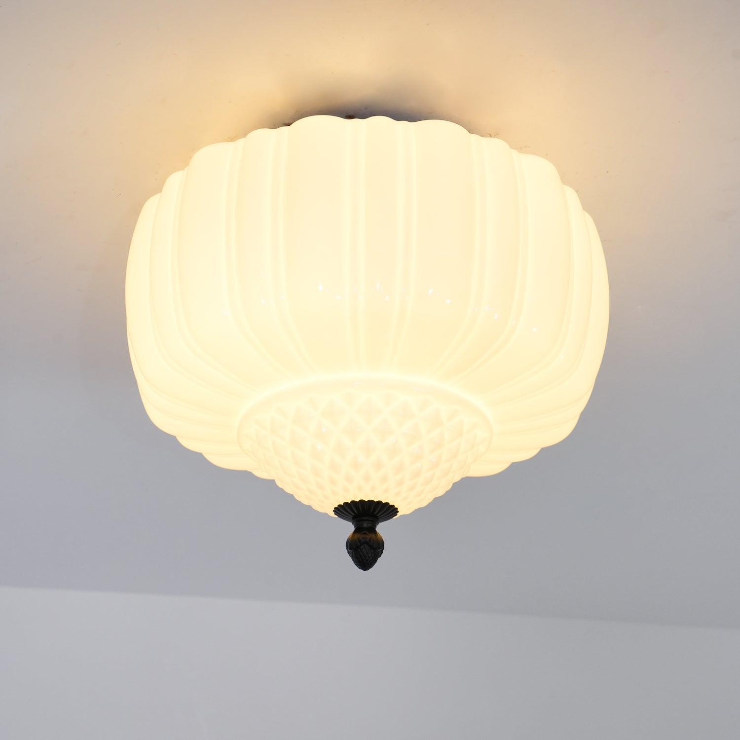Solara Plafonnier en Verre Opale Dôme Cannelé Vintage - Neutralighting