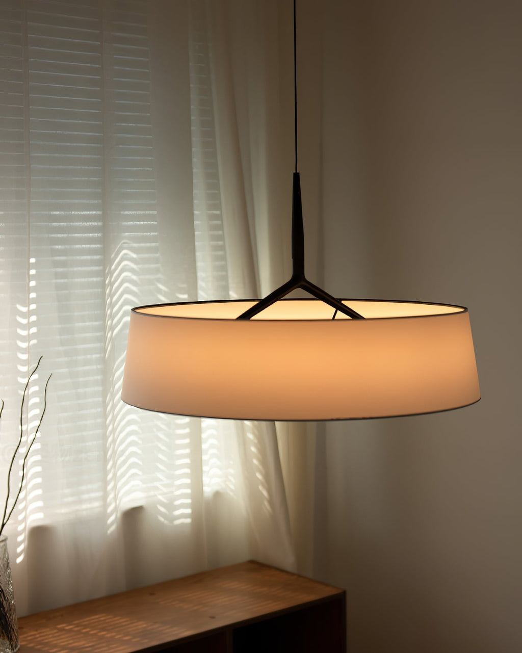 Virelli Lampe Pendante Abat-jour en Tissu Blanc Tambour Tige Noire Élégante Moderne - Neutralighting