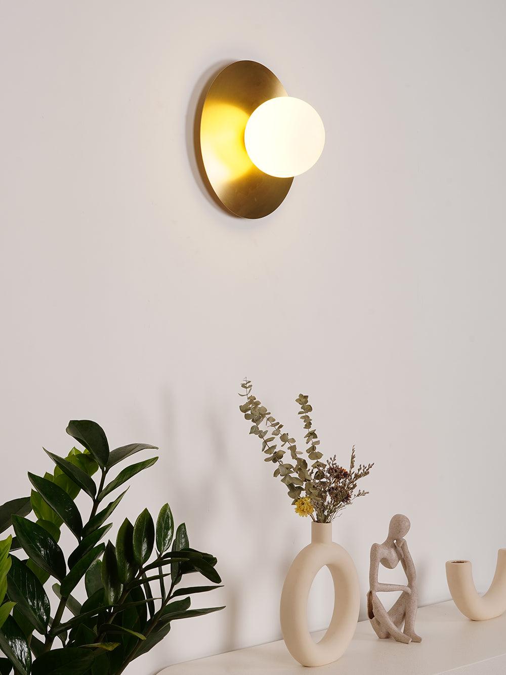 Godfrey Applique Murale Ronde Art Minimaliste en Laiton et Verre - Neutralighting