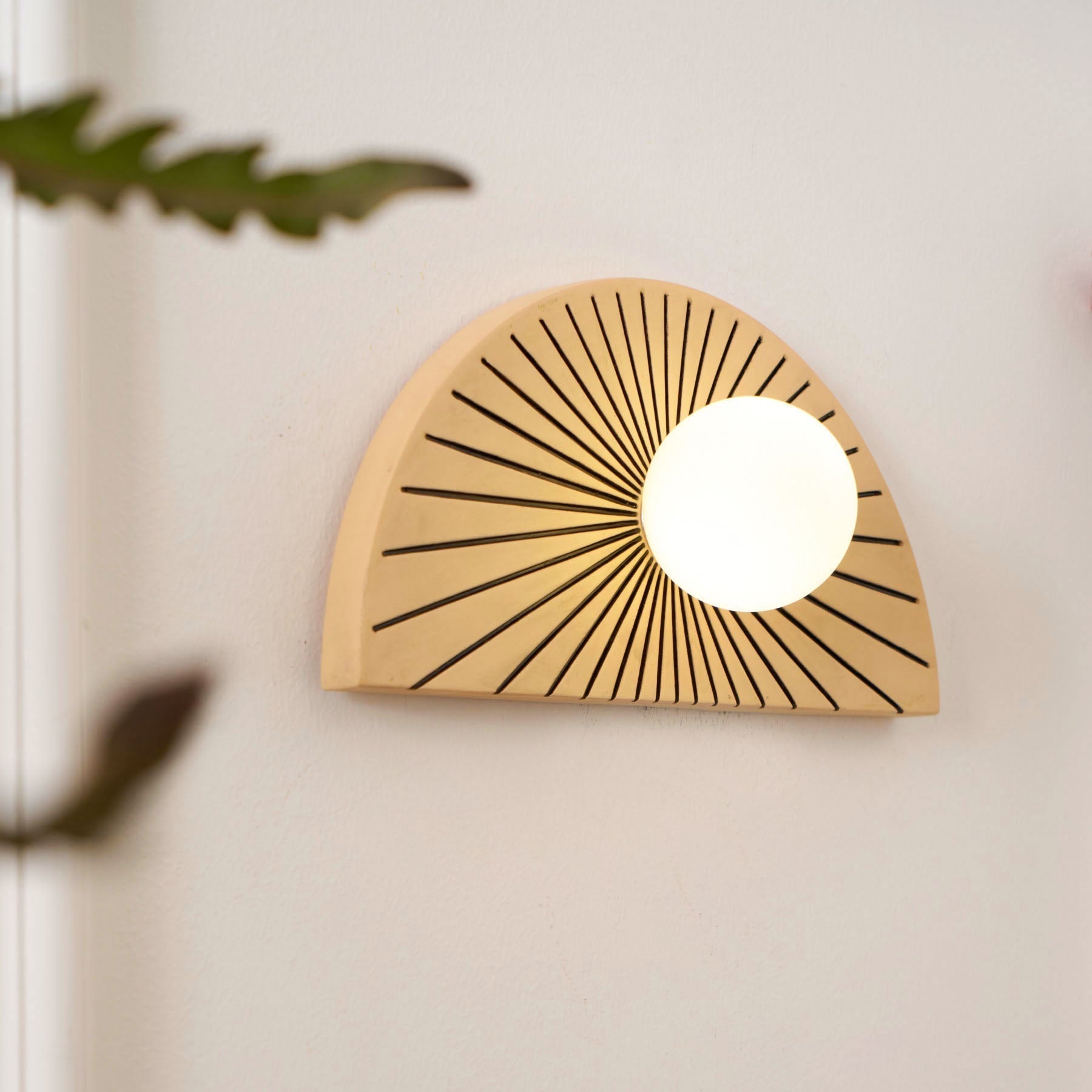 Nytheos Applique Murale Moderne Minimaliste En Résine Et Verre - Neutralighting