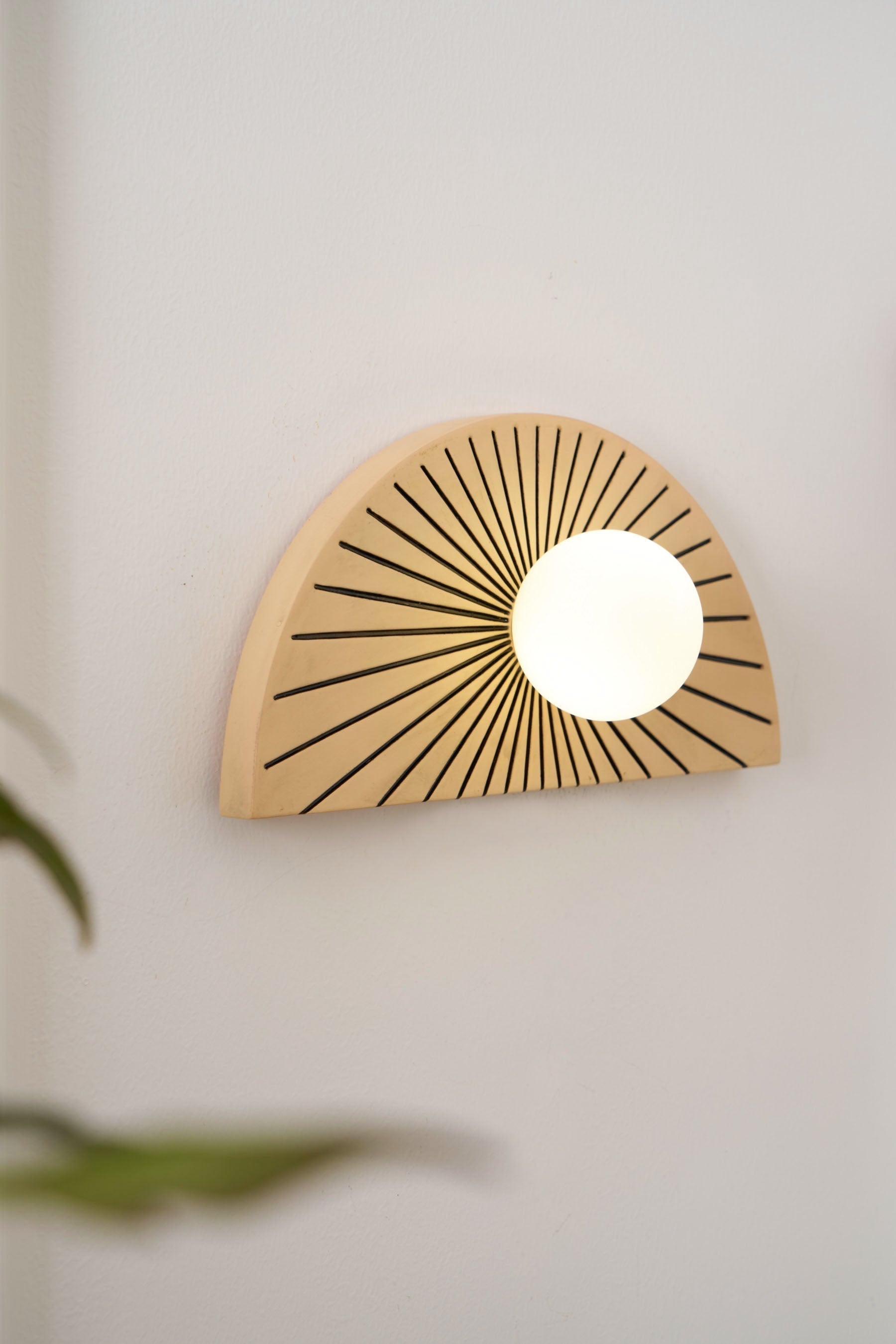 Nytheos Applique Murale Moderne Minimaliste En Résine Et Verre - Neutralighting