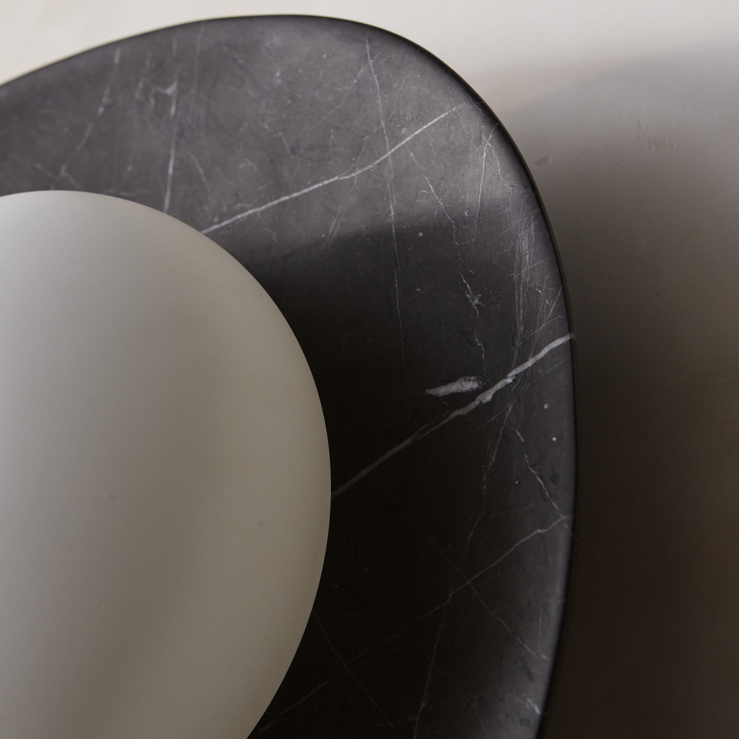 Cinoreth Applique Murale Moderne Minimaliste en Verre et Marbre - Neutralighting