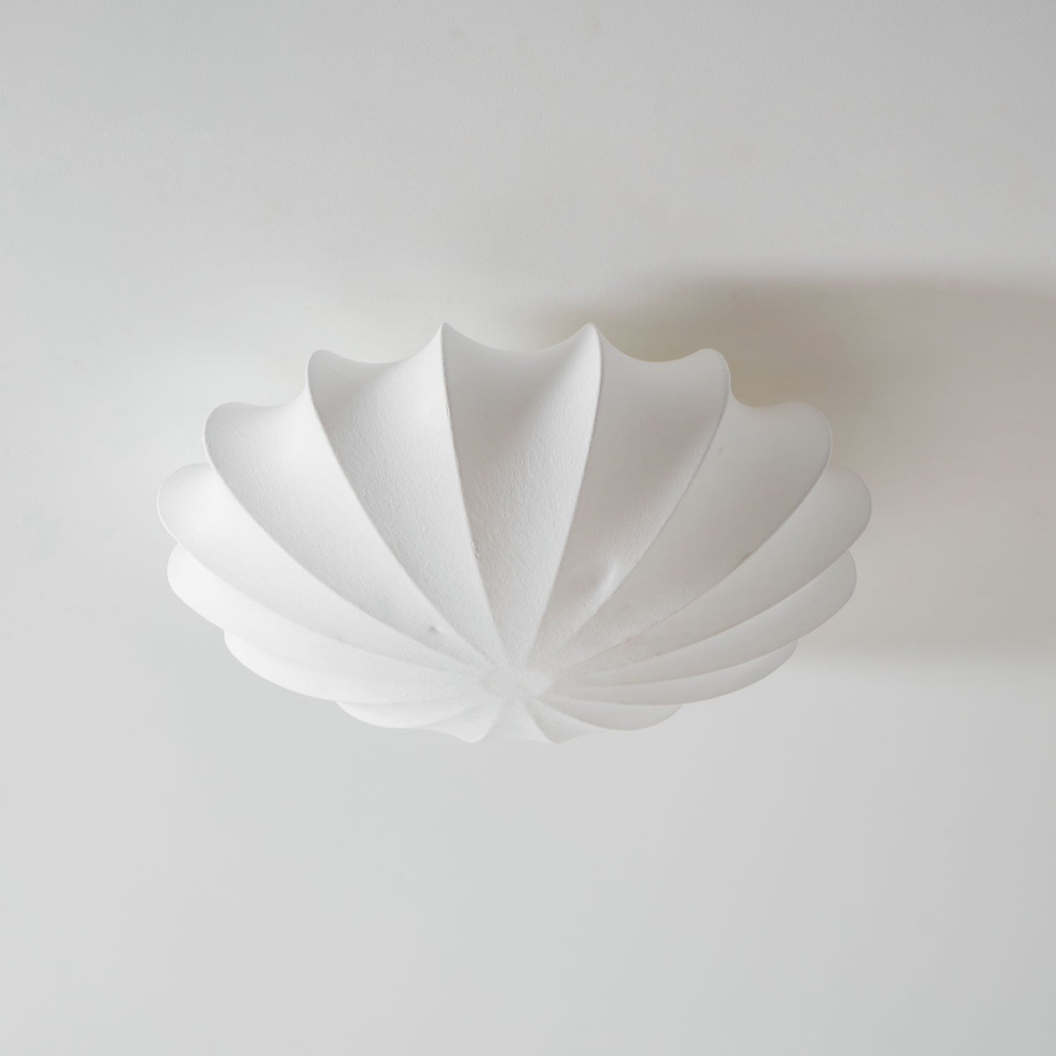 Solara Plafonnier Tissu Coquillage Sculptural Élégant - Neutralighting