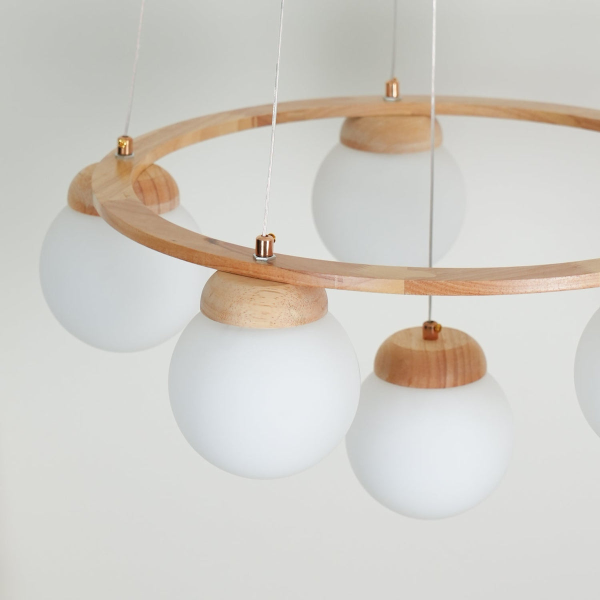 Lustra Lustre en Bois avec Anneau et Globes - Neutralighting