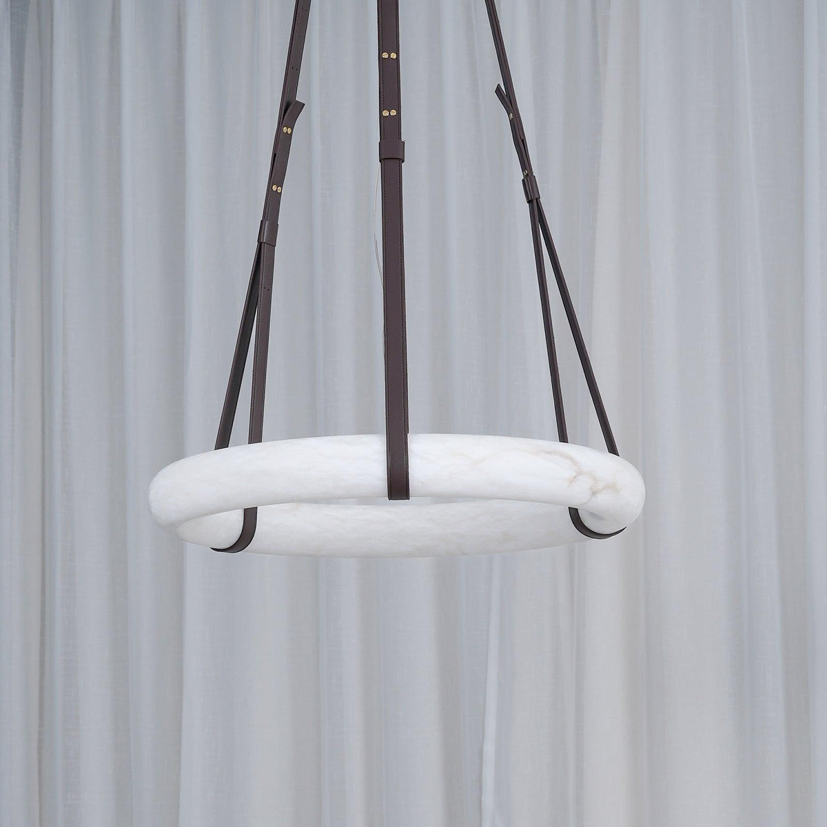 Luste Chandeliers en Albâtre Anneau Sangle en Cuir Version A - Neutralighting