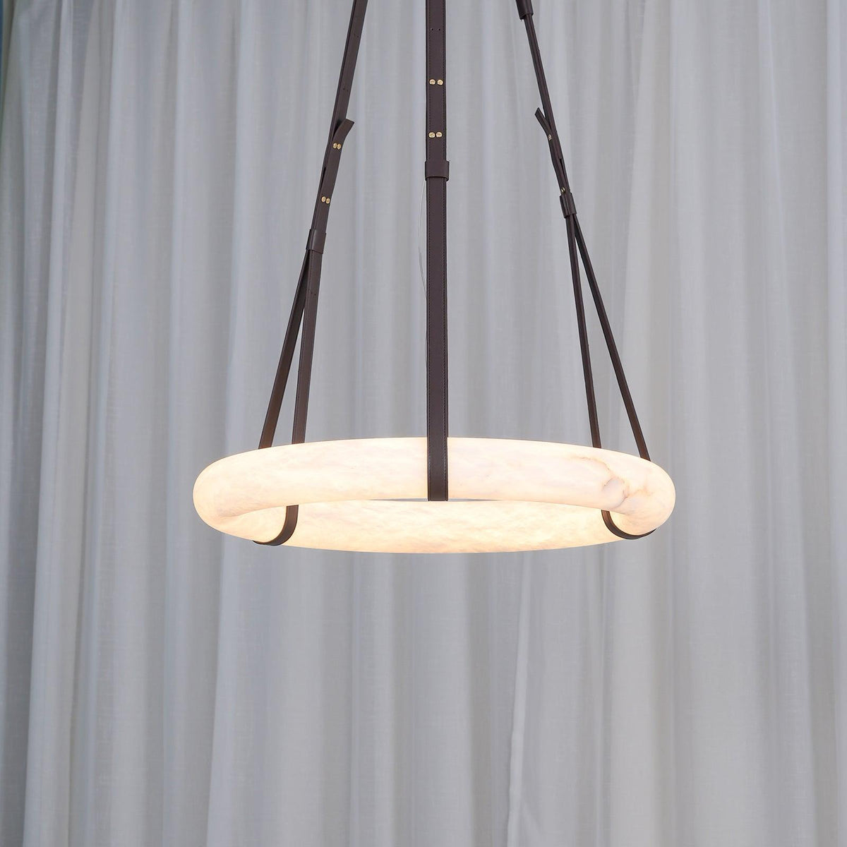 Luste Chandeliers en Albâtre Anneau Sangle en Cuir Version A - Neutralighting