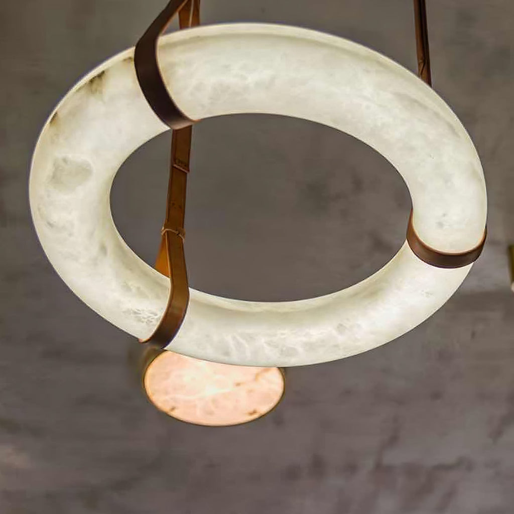 Luste Chandeliers en Albâtre Anneau Sangle en Cuir Version A - Neutralighting