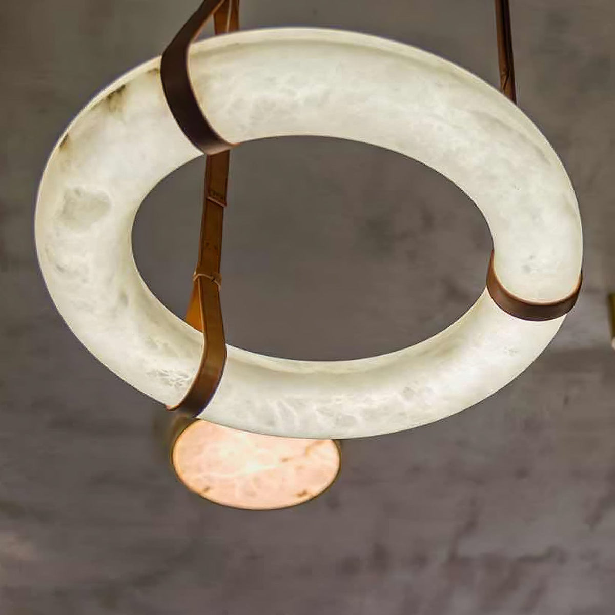 Luste Chandeliers en Albâtre Anneau Sangle en Cuir Version A - Neutralighting