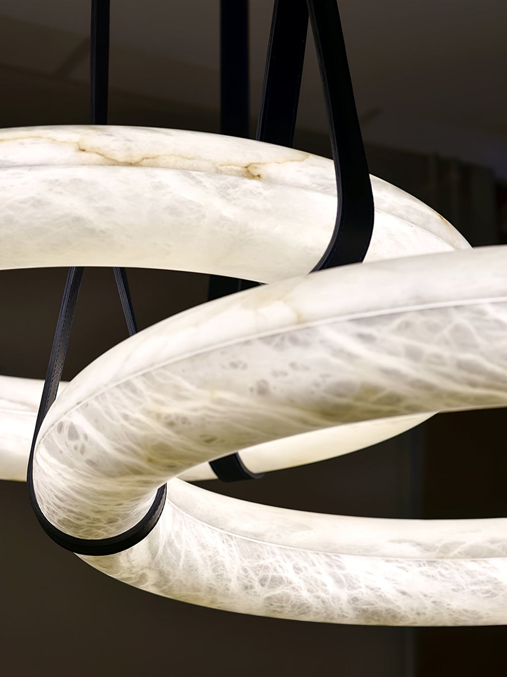 Luste Chandeliers en Albâtre Anneau Sangle en Cuir Version A - Neutralighting