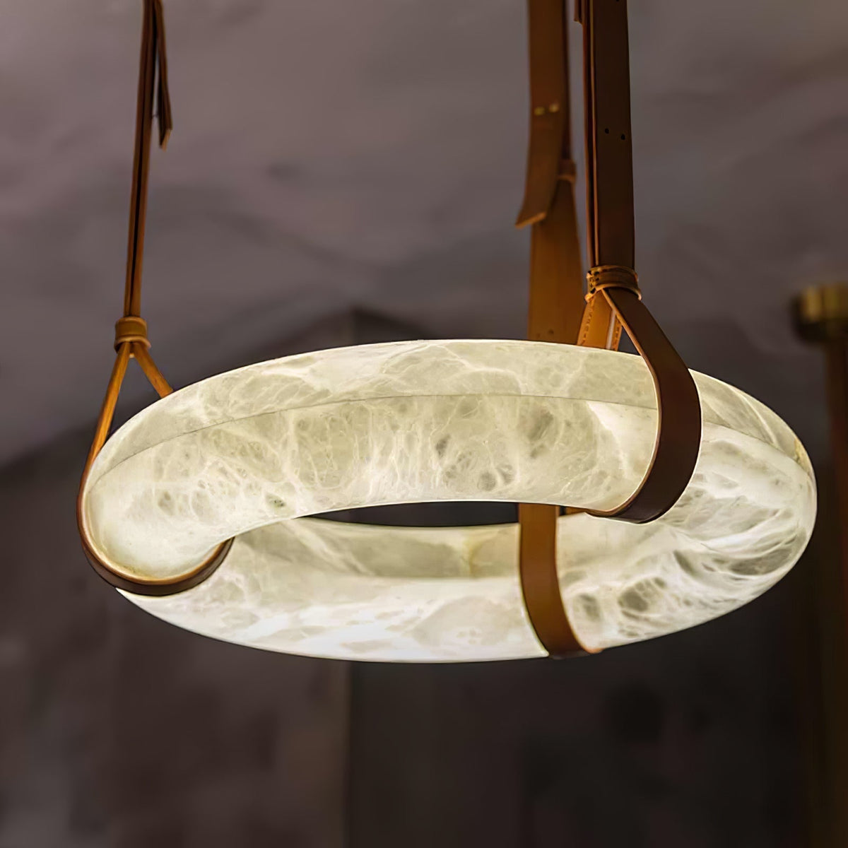 Luste Chandeliers en Albâtre Anneau Sangle en Cuir Version A - Neutralighting