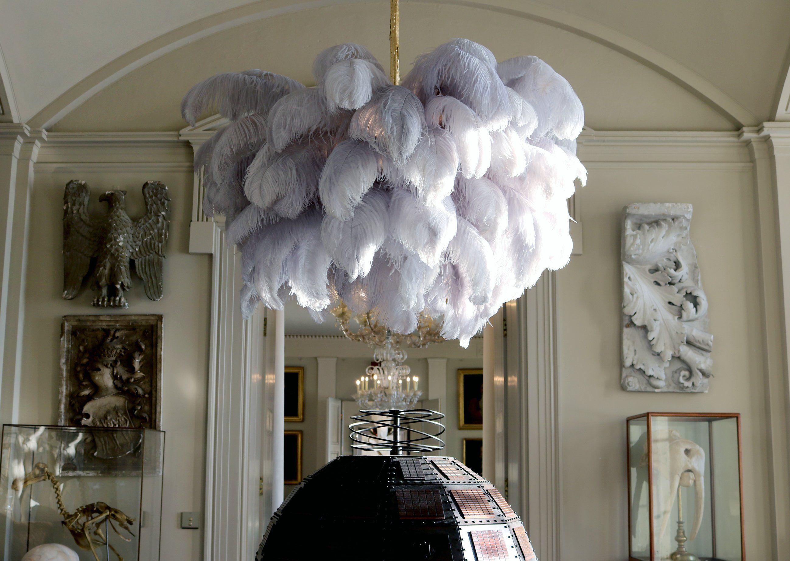 Lustra Chandelier Plume d'Autruche Grand Pied en Laiton - Neutralighting