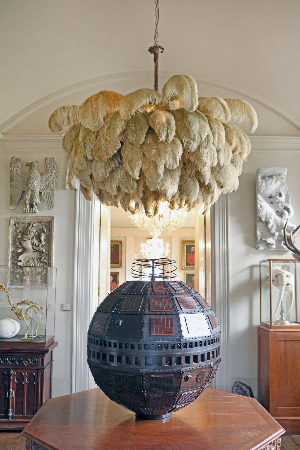 Lustra Chandelier Plume d'Autruche Grand Pied en Laiton - Neutralighting