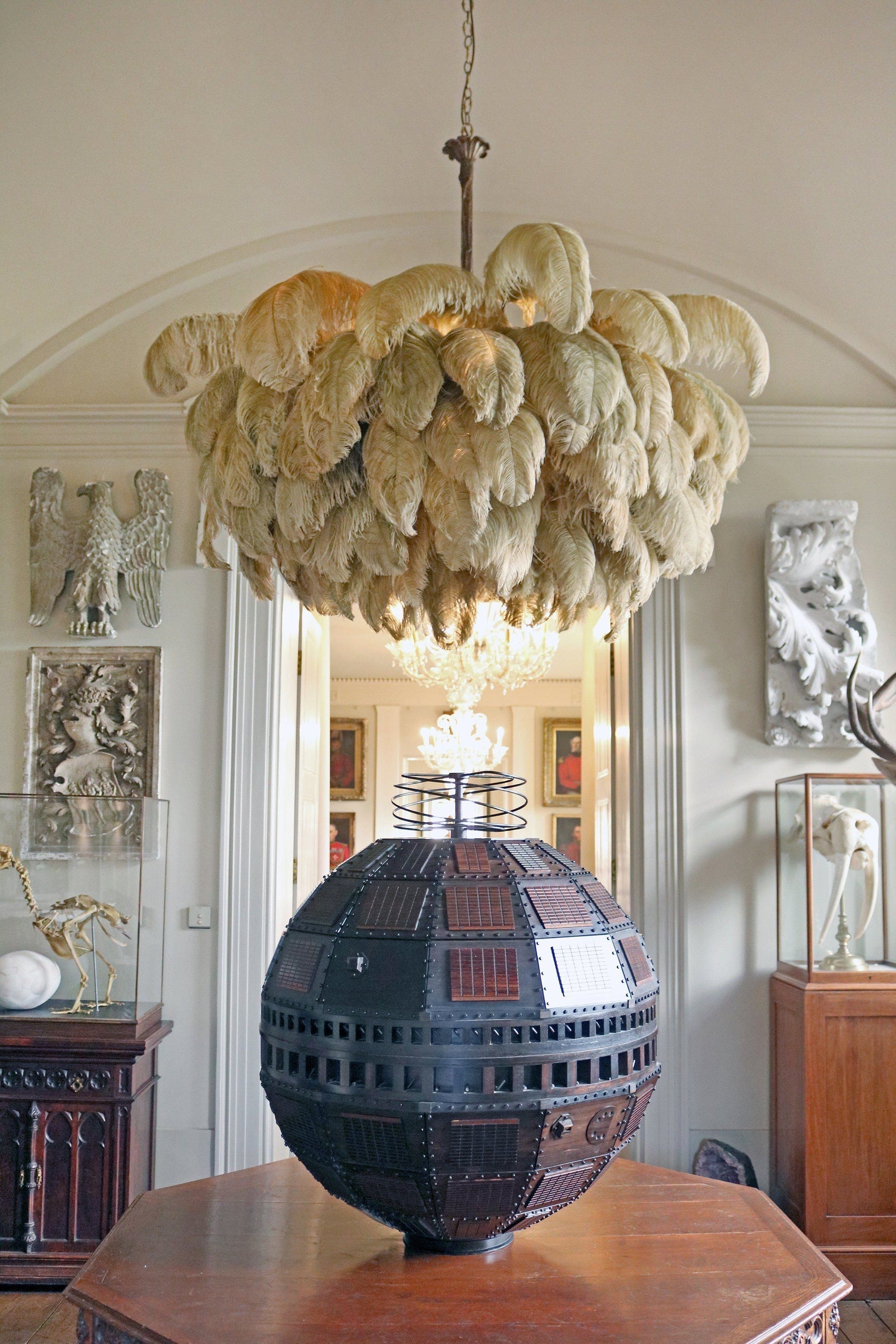 Lustra Chandelier Plume d'Autruche Grand Pied en Laiton - Neutralighting