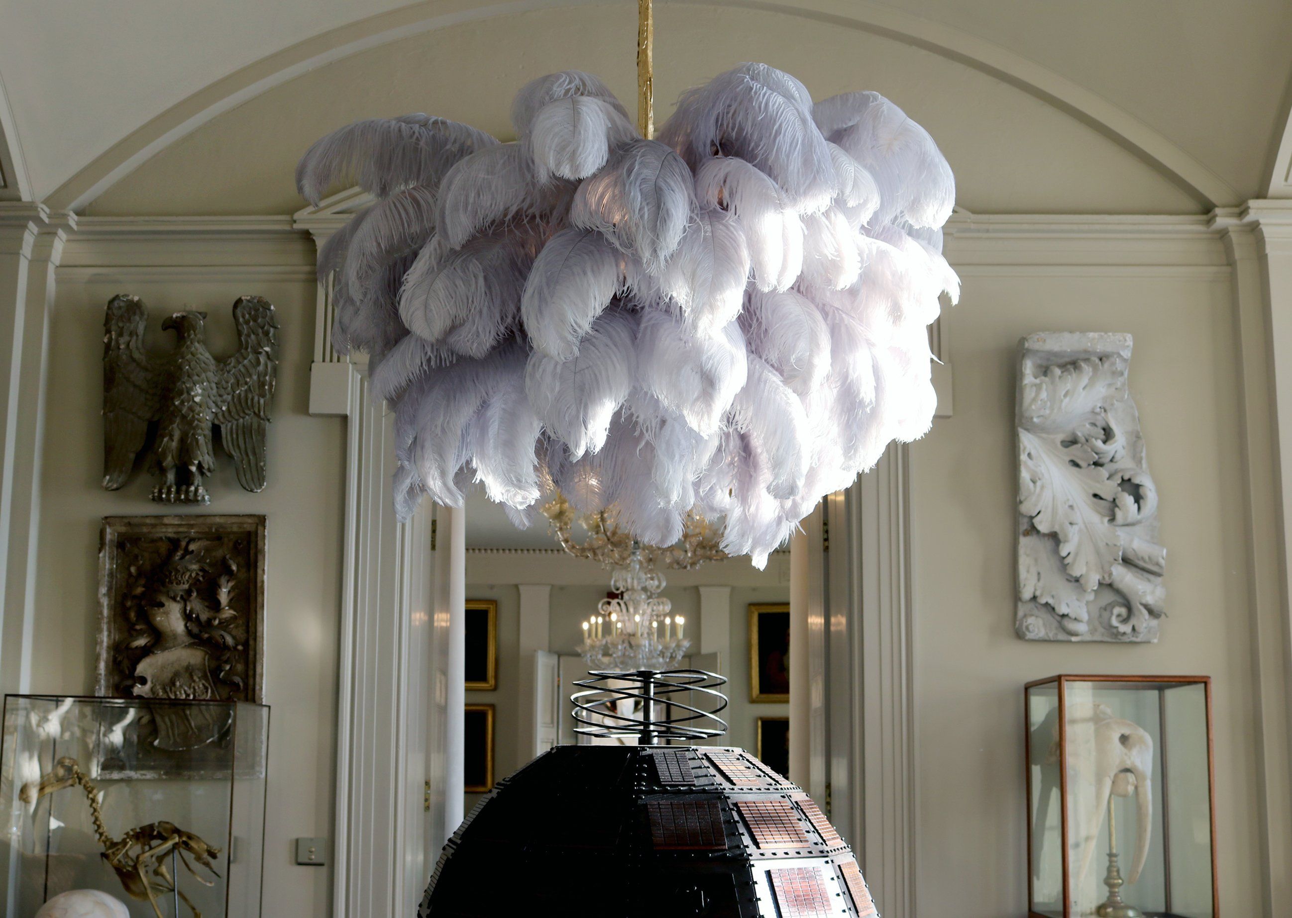 Lustra Chandelier Plume d'Autruche Grand Pied en Laiton - Neutralighting