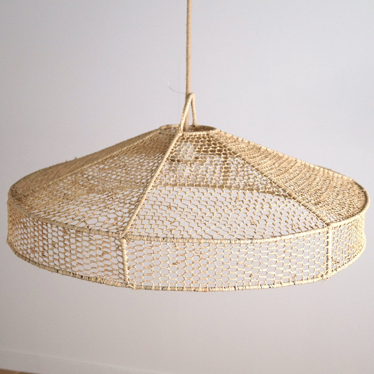Suspension parasol en dentelle de raphia
