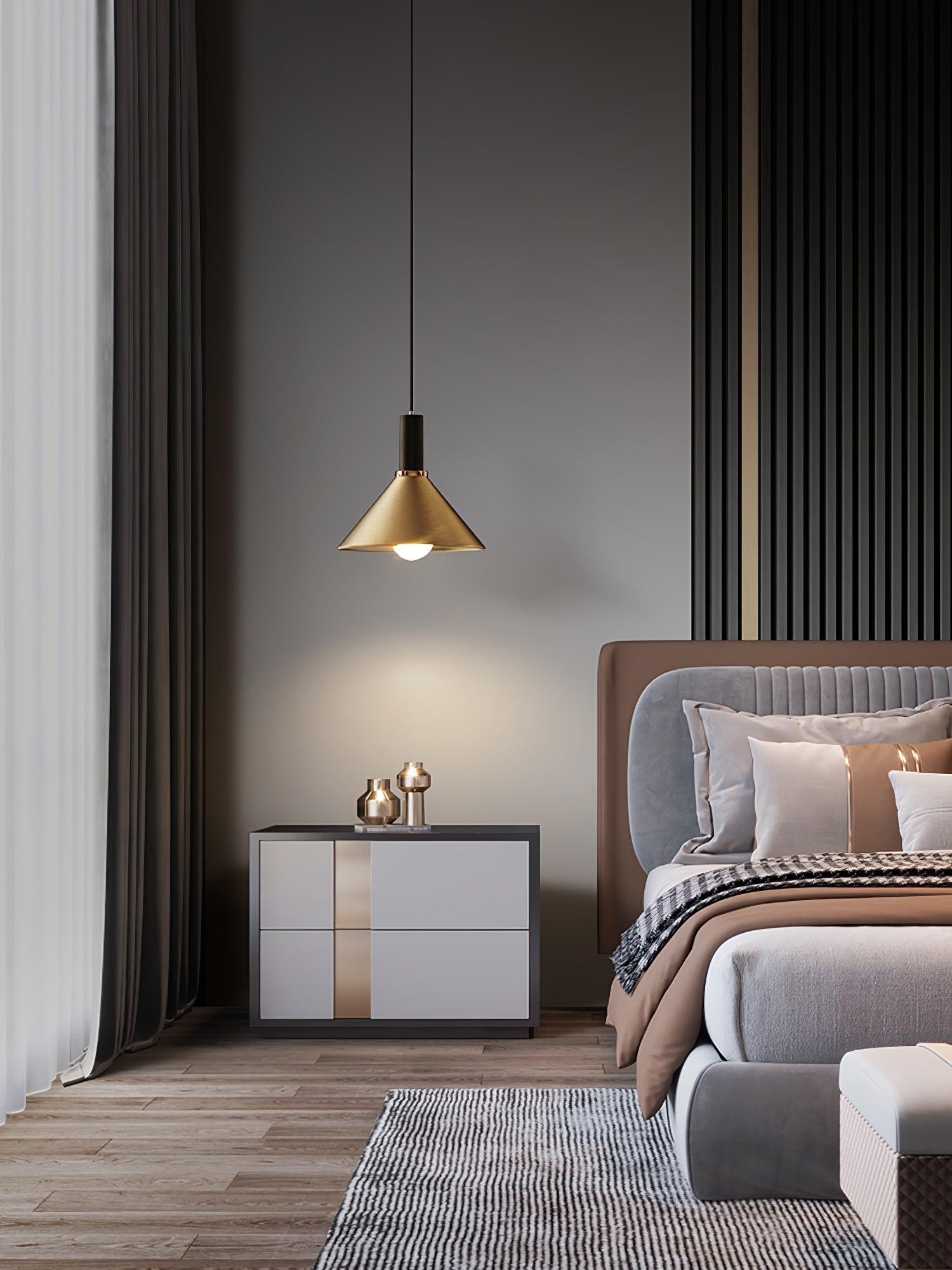 Orion Lampe Pendante Conique en Laiton - Neutralighting