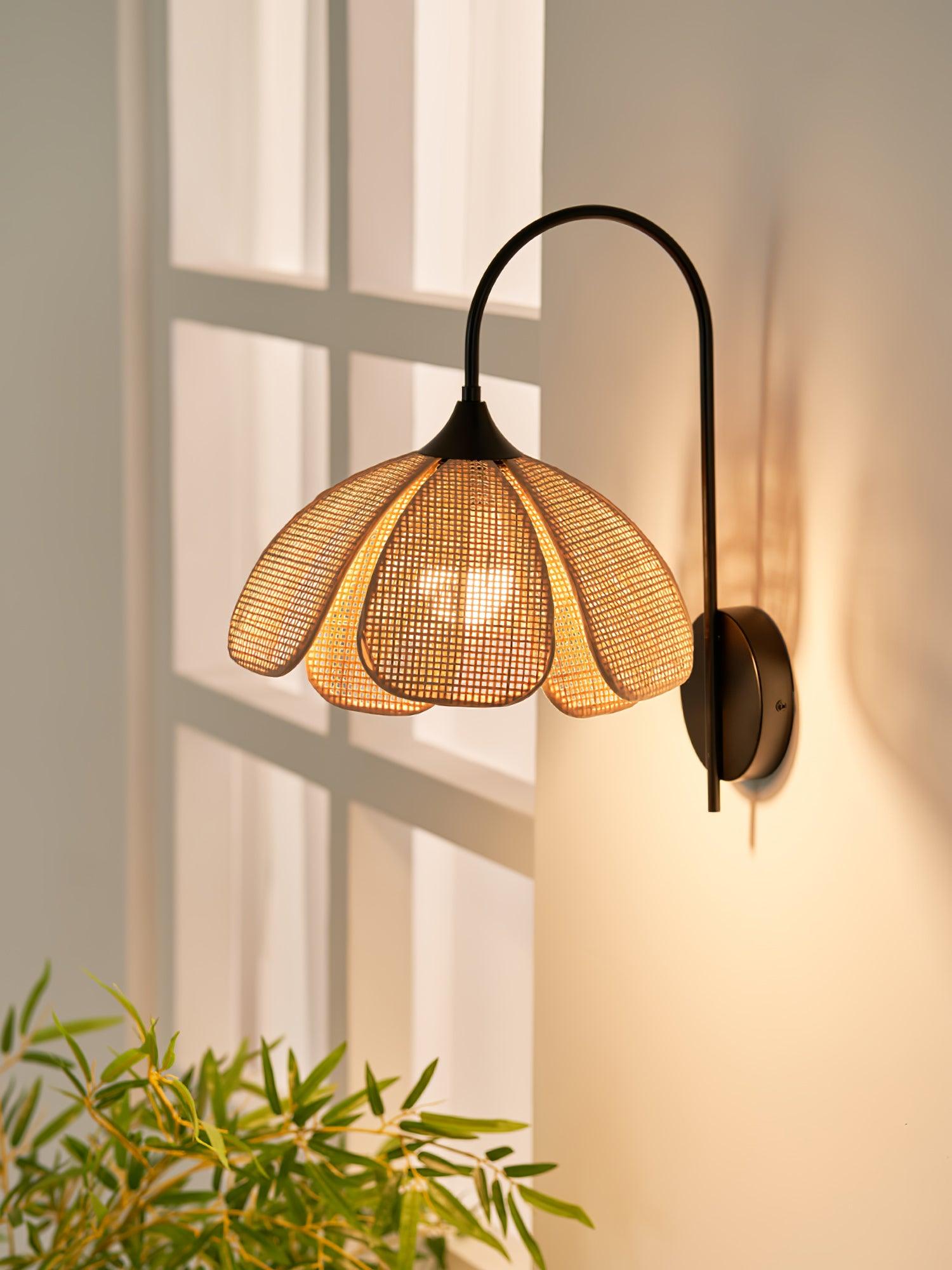 Zevelia Applique Murale Rattan Pétale Naturel Élégance - Neutralighting