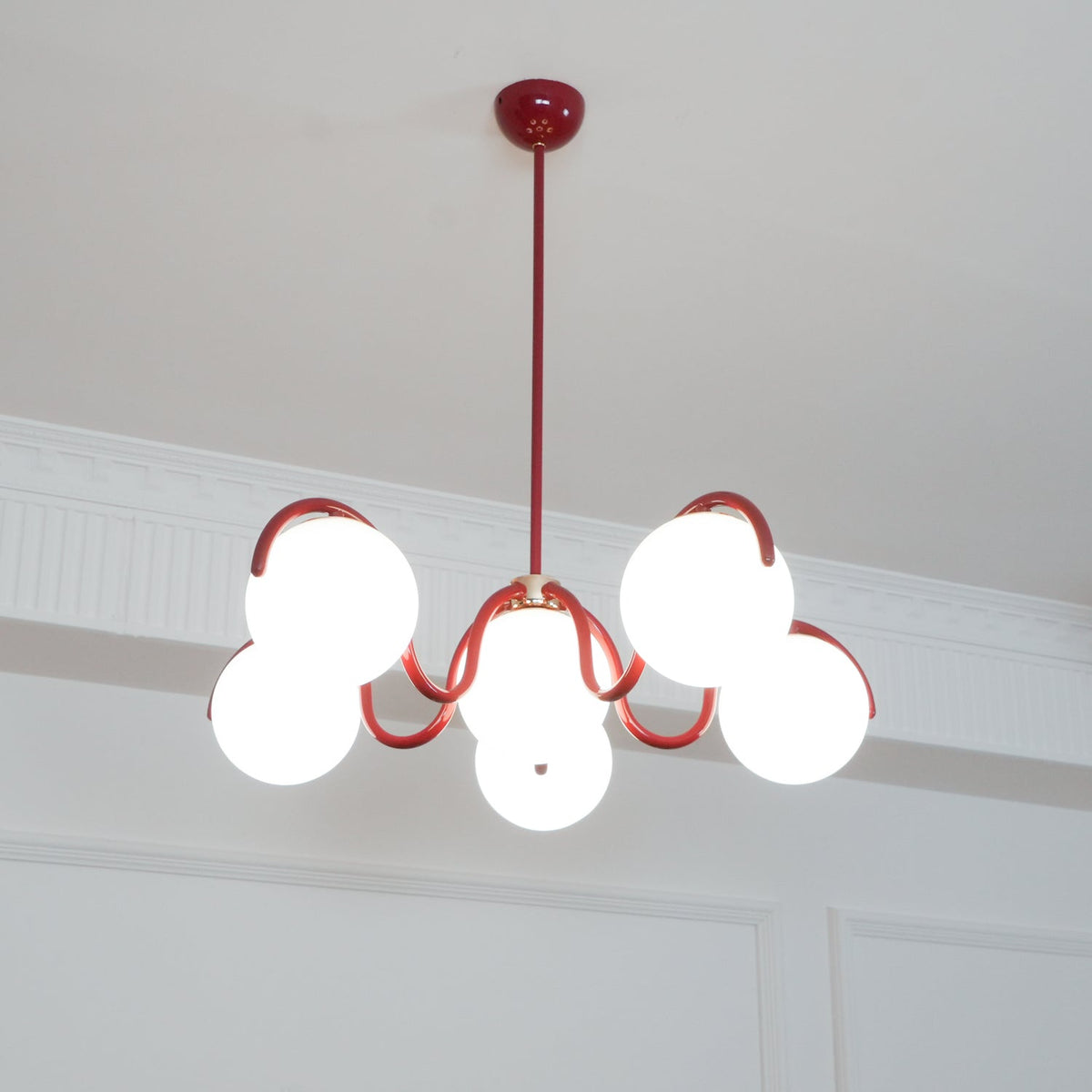 Lustra Chandelier en Verre Blanc avec Globes et Cadre Courbé - Neutralighting